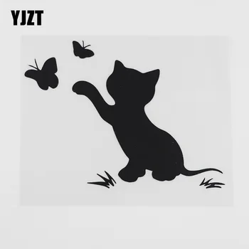 YJZT 14.3CMX10.9CM Vicces Macska Játszik az Pillangók Vinyl Matrica Autó Matrica Fekete/Ezüst 8A-0090